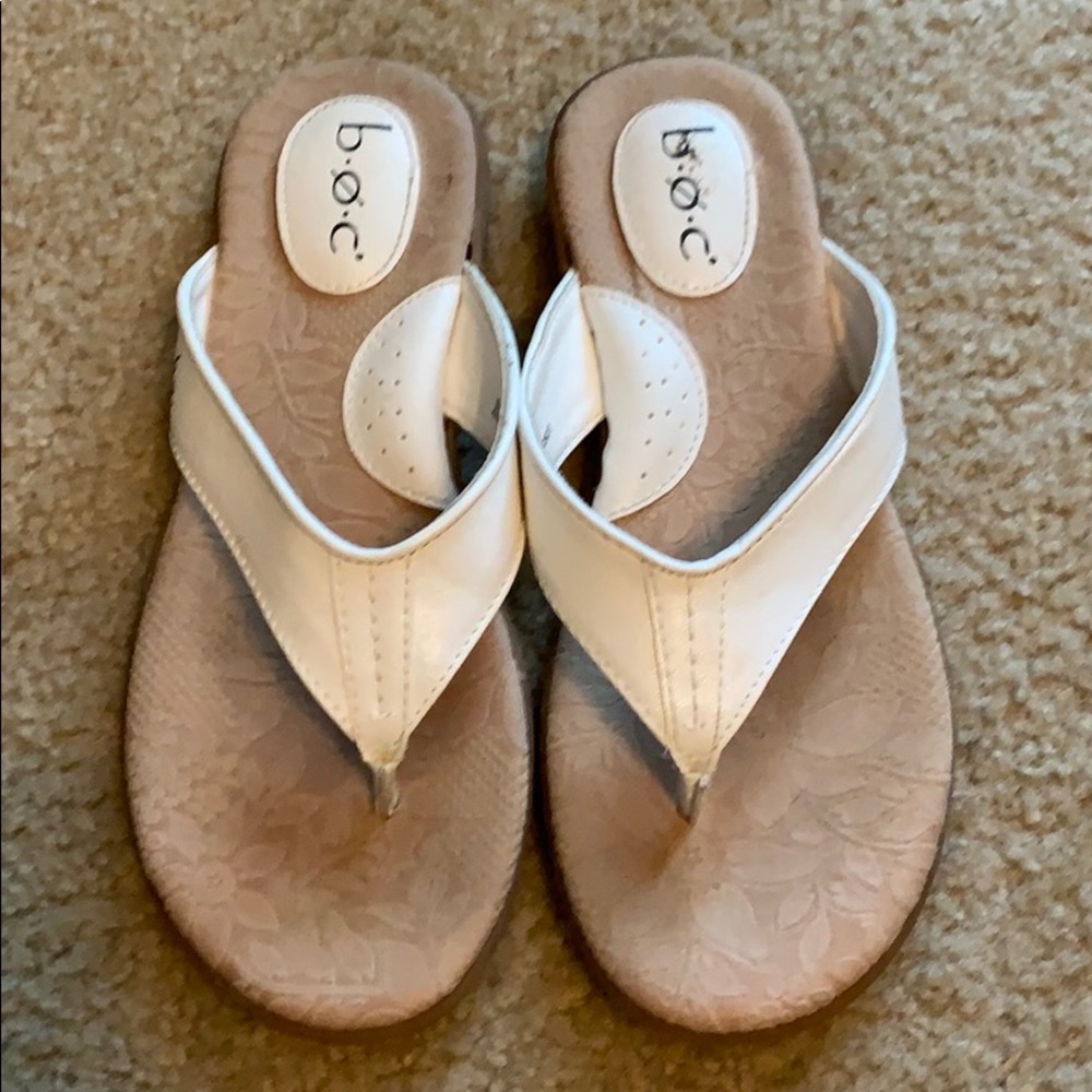 BOC WHITE SANDALS SIZE 8